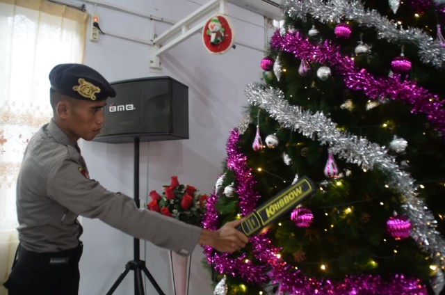 Jelang Perayaan Natal, Polres Baubau Lakukan Sterilisasi Gereja