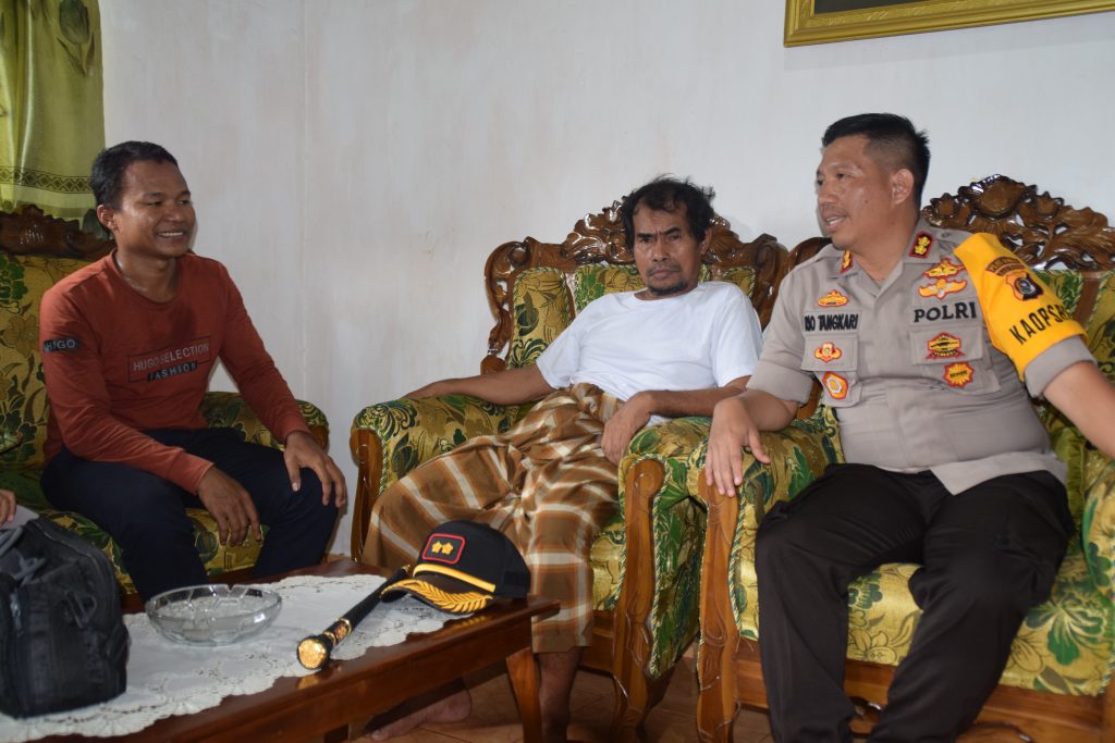 Polres Baubau Berikan Bantuan Kesehatan kepada Dua Mantan Sandera Abu Sayyaf Polres Baubau Berikan Bantuan Kesehatan kepada Dua Mantan Sandera Abu Sayyaf