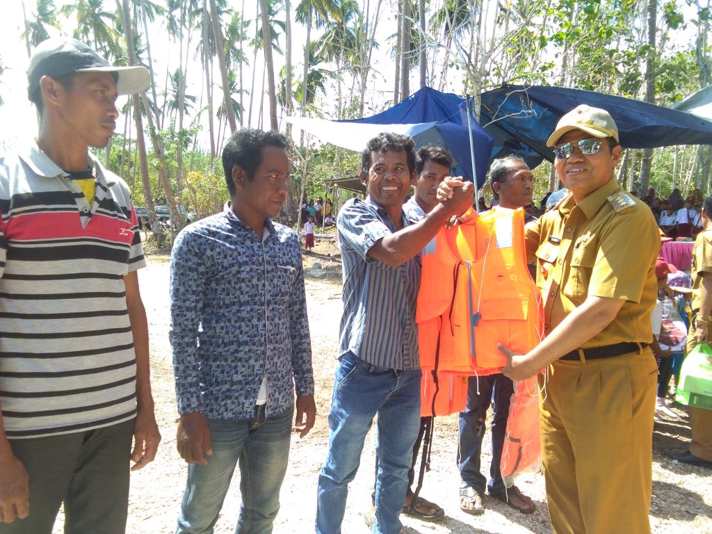 Bupati Serahkan Bantuan Sarana dan Prasarana penangkapan ikan Bupati Serahkan Bantuan Sarana dan Prasarana penangkapan ikan