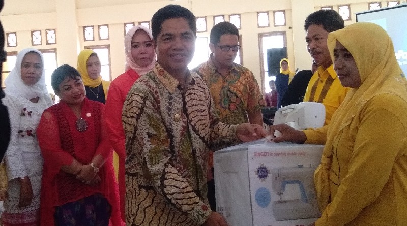 Bupati Buton Berikan Bantuan 50 Mesin Jahit dan 20 Alat Tenun Bupati Buton Berikan Bantuan 50 Mesin Jahit dan 20 Alat Tenun
