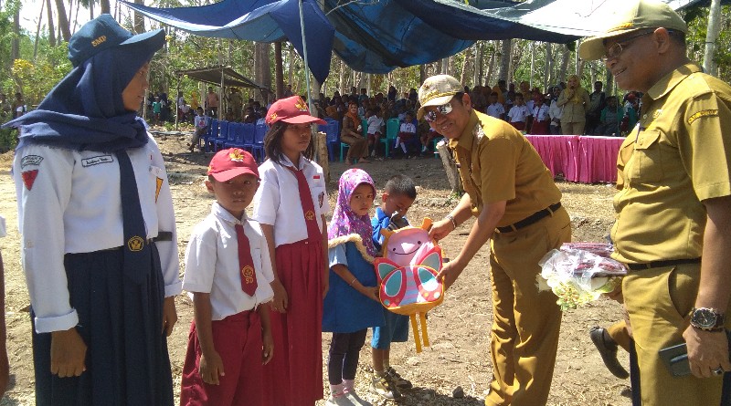 5731 Siswa di Buton Terima Seragam Gratis 5731 Siswa di Buton Terima Seragam Gratis
