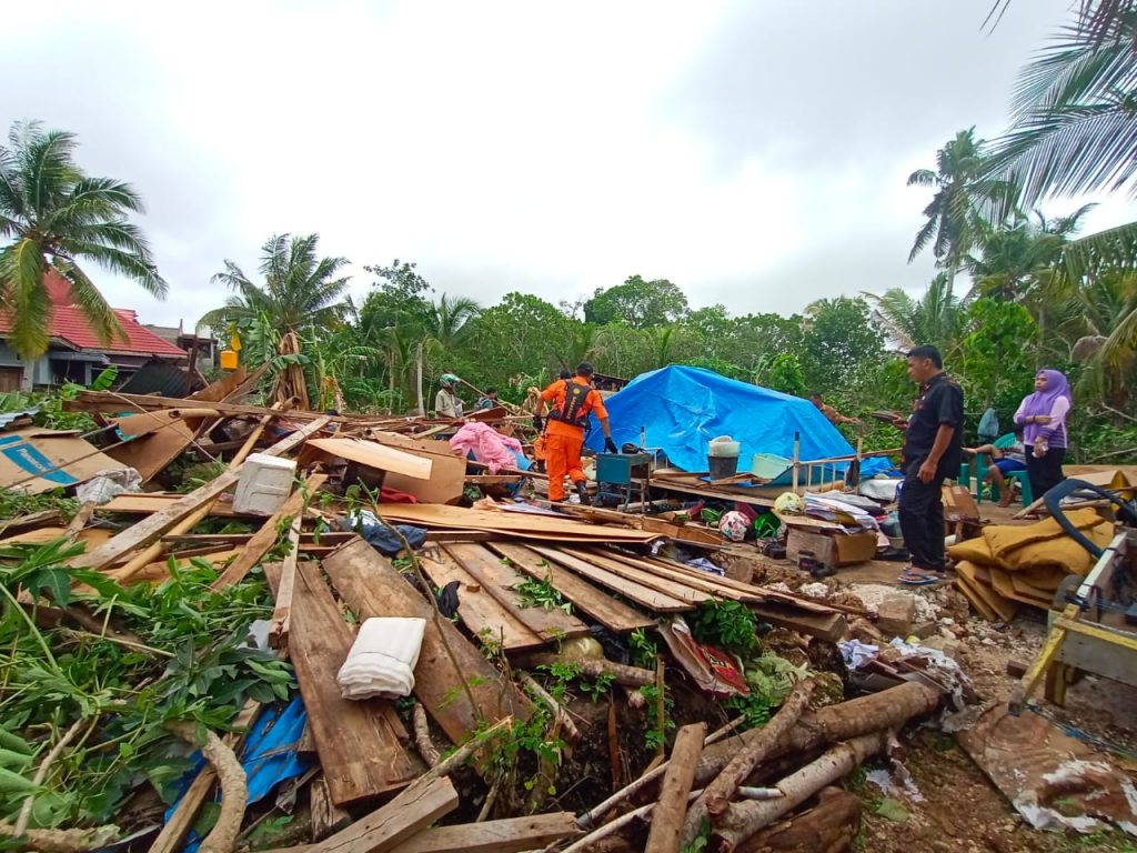 10 Rumah Warga di Wakatobi Porak-poranda Diterjang Angin Puting Beliung 10 Rumah Warga di Wakatobi Porak-poranda Diterjang Angin Puting Beliung