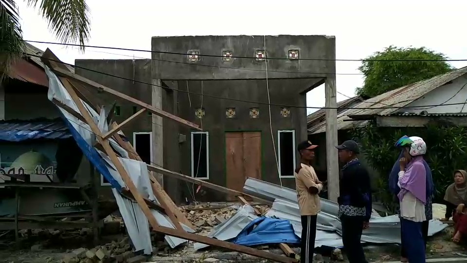 27 Rumah di Wakatobi Hancur Dihantam Puting Beliung 27 Rumah di Wakatobi Hancur Dihantam Puting Beliung