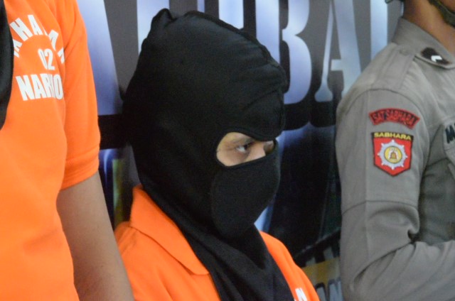 Tergiur Memiliki Uang Banyak, Seorang Ibu Rumah Tangga Di Mawasangka Nekat Edarkan Narkoba Tergiur Memiliki Uang Banyak, Seorang Ibu Rumah Tangga Di Mawasangka Nekat Edarkan Narkoba