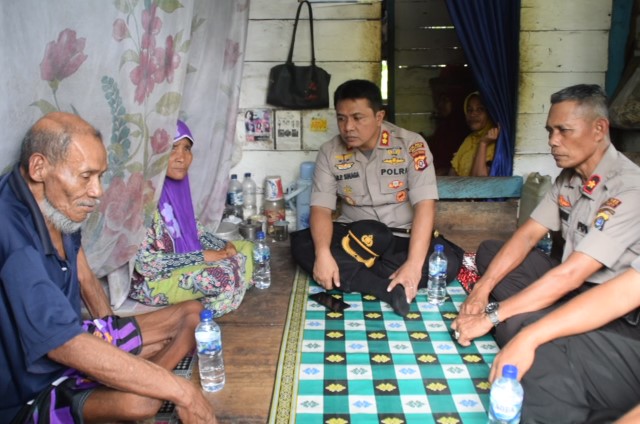 Sambangi Keluarga Korban Sandera Abu Sayyaf, Polres Buton akan Mendata Nelayan di Buton Sambangi Keluarga Korban Sandera Abu Sayyaf, Polres Buton akan Mendata Nelayan di Buton