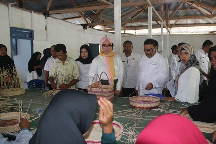 Disperin dan PKK Buton Kunjungi Sentra Kerajinan Di Kapontori