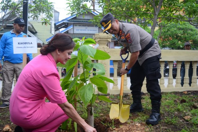 Mencegah Banjir, Polres Baubau Menanam 1999 Pohon Mencegah Banjir, Polres Baubau Menanam 1999 Pohon