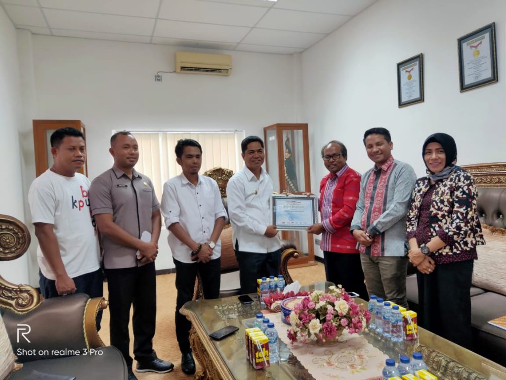 Sukses Tiga Kali Pelaksanaan Pilkada, Bupati Buton Dapat Penghargaan Sukses Tiga Kali Pelaksanaan Pilkada, Bupati Buton Dapat Penghargaan