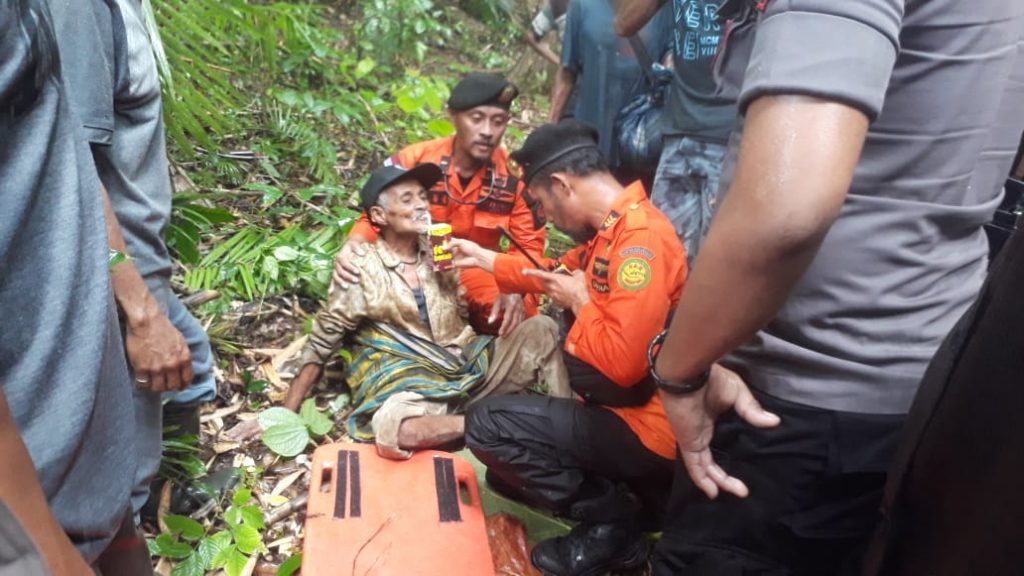 Hilang 10 Hari Dalam Hutan, Kakek Asal Buton ini Bertahan dengan Meminum Air Rotan Hilang 10 Hari Dalam Hutan, Kakek Asal Buton ini Bertahan dengan Meminum Air Rotan