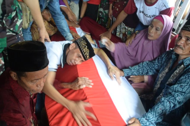 Isak Tangis Keluarga saat Sambut Peti Jenazah Anggota TNI yang Gugur Di Papua
