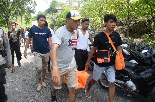 2 Remaja Putri Di Baubau Ditemukan Tewas Mengenaskan dengan Tubuh Penuh Luka Tusuk dan Sayatan 2 Remaja Putri Di Baubau Ditemukan Tewas Mengenaskan dengan Tubuh Penuh Luka Tusuk dan Sayatan