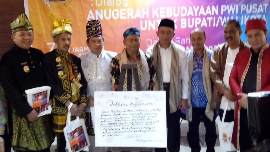 Walikota Baubau Terima Penghargaan Anugerah Kebudayaan Saat HPN Walikota Baubau Terima Penghargaan Anugerah Kebudayaan Saat HPN