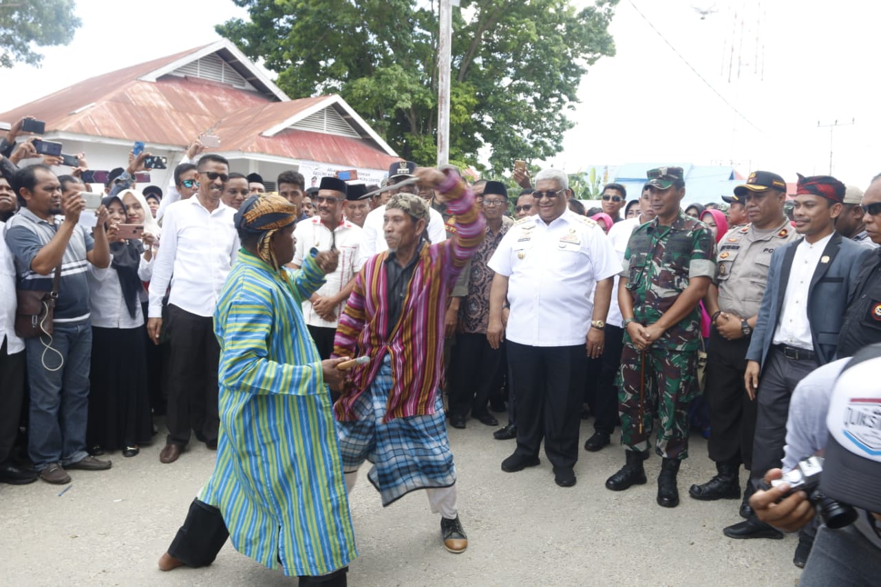 Gubernur Sultra Resmikan Pintu Gerbang Kabupaten Buton Tengah dan Gedung Kesenian Mawasangka