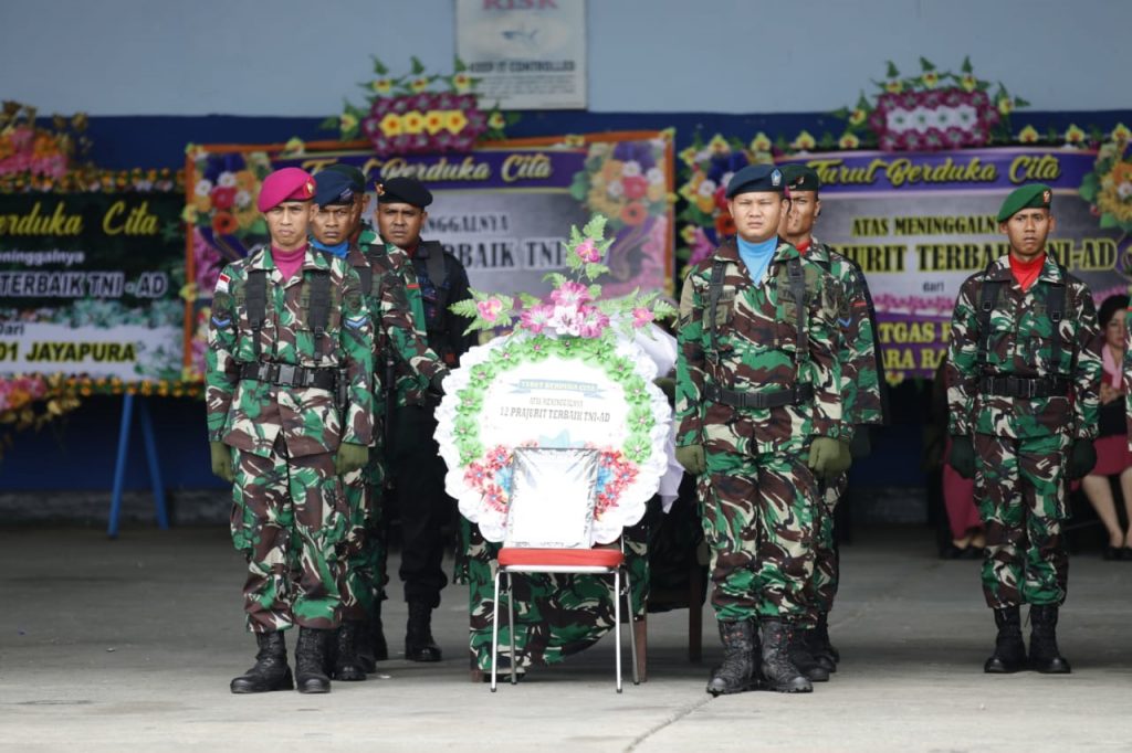 Panglima TNI Dan Kapolri Hadiri Upacara Pelepasan Jenazah TNI di Jayapura Panglima TNI Dan Kapolri Hadiri Upacara Pelepasan Jenazah TNI di Jayapura