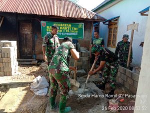 Anggota Koramil 1413-02 Pasarwajo Bangun Rumah Pasutri Disabilitas
