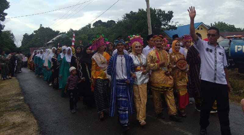 Kontingen Umat Hindu Ramaikan Pawai Ta'aruf MTQ ke 46 di Lasalimu Selatan Kontingen Umat Hindu Ramaikan Pawai Ta'aruf MTQ ke 46 di Lasalimu Selatan