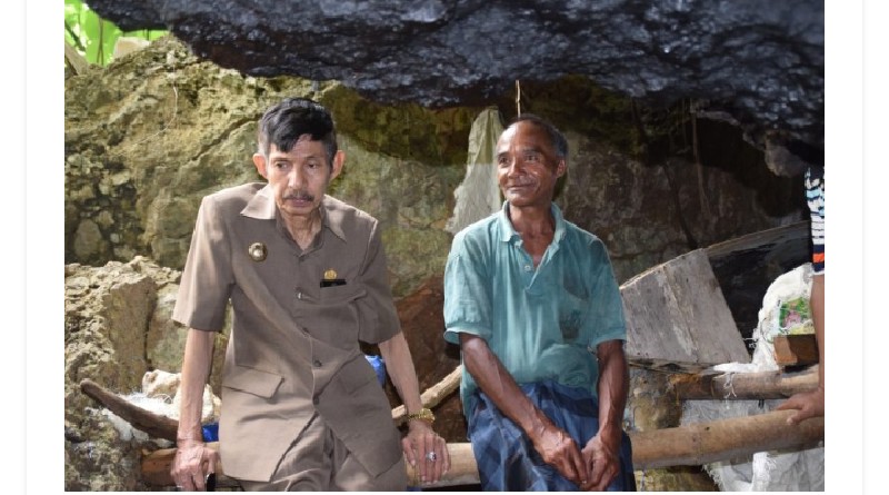 Kunjungi Pria yang Tinggal dalam Goa, Wali Kota Baubau akan Bangunkan Rumah Kunjungi Pria yang Tinggal dalam Goa, Wali Kota Baubau akan Bangunkan Rumah
