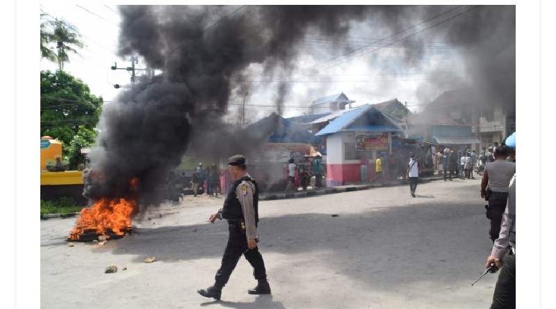 Unjuk Rasa Mahasiswa dan Warga Kanakea Di Polres Baubau, Ricuh