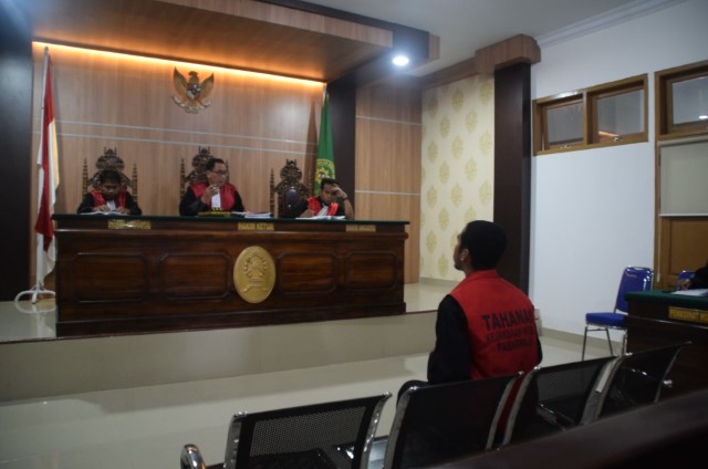 M Sadli Saleh, Wartawan Di Buton Tengah Dituntut 3 Tahun Penjara M Sadli Saleh, Wartawan Di Buton Tengah Dituntut 3 Tahun Penjara