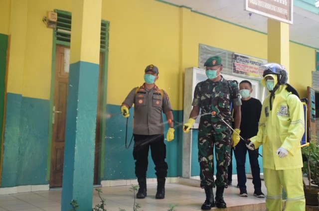 Kapolres Baubau dan Dandim 1413 Buton Menyemprot Cairan Disinfektan di Sekolah
