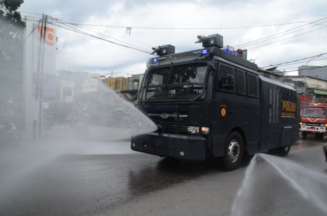 Lawan Virus Corona, Polres Baubau Semprot Ribuan Liter Disinfektan Ke Jalan