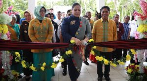 Resmikan Sentra Tenun Wabula Agysta Berharap Pengrajin Perhatikan Perkembangan Trend