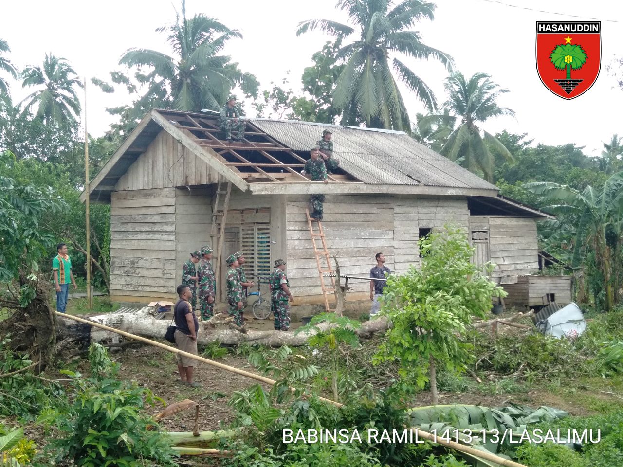 Anggota Koramil dan Polsek Di Lasalimu Selatan Kerja Bakti Benahi Rumah Warga