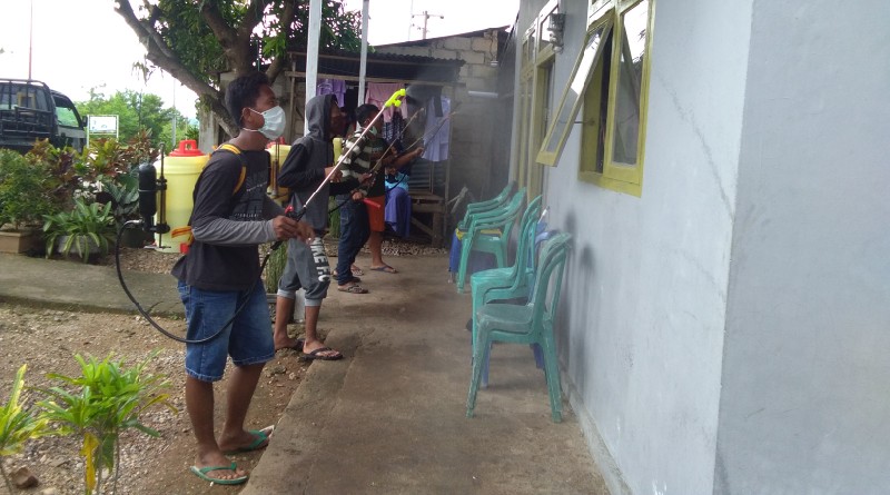 Cegah Corona, Pemuda Desa Dongkala Semprot Disinfektan Keliling Kampung Cegah Corona, Pemuda Desa Dongkala Semprot Disinfektan Keliling Kampung