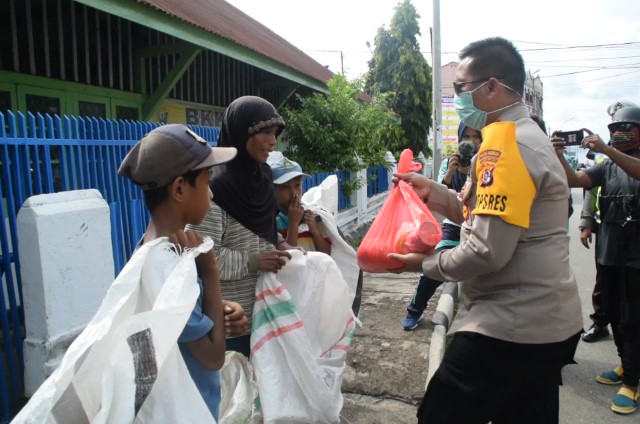 Polres Bagikan Sembako Kepada warga yang Isolasi Diri karena Pandemi Korona Polres Bagikan Sembako Kepada warga yang Isolasi Diri karena Pandemi Korona