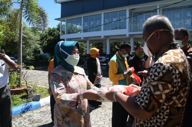Para Kepsek SD Baubau Patungan Beli 3,5 ton Beras Untuk Orangtua Siswa Terkena Dampak Korona Para Kepsek SD Baubau Patungan Beli 3,5 ton Beras Untuk Orangtua Siswa Terkena Dampak Korona