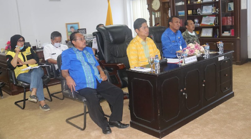 Teleconference Bersama Gubernur, Bupati Sampaikan Buton Aman Dari Corona (COVID-19) Teleconference Bersama Gubernur, Bupati Sampaikan Buton Aman Dari Corona (COVID-19)