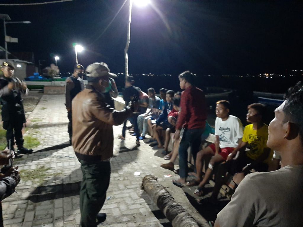 Patroli Malam, Kapolres Buton Himbau Warga Tak Berkerumun