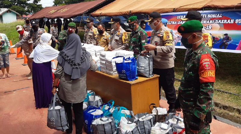 Polda Sultra Bagikan 5.467 Paket Sembako