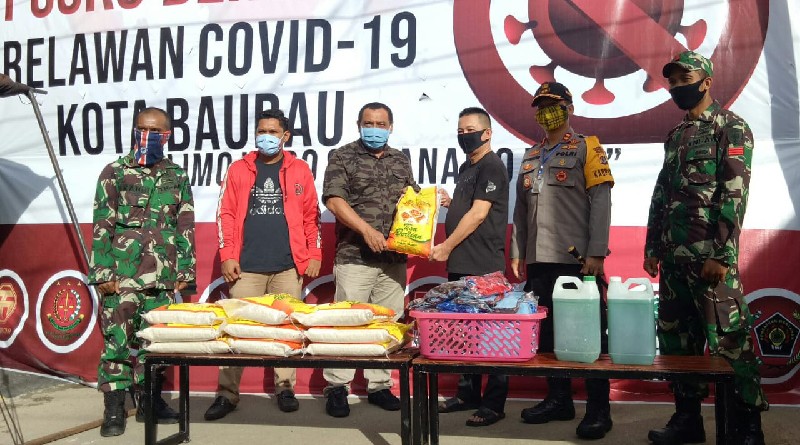 Wakil Wali Kota Baubau Salurkan Bantuan di Posko Bersama Relawan Covid-19