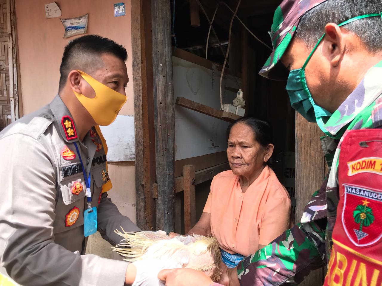 Relawan Covid-19 Baubau Salurkan Bantuan Tahap Pertama
