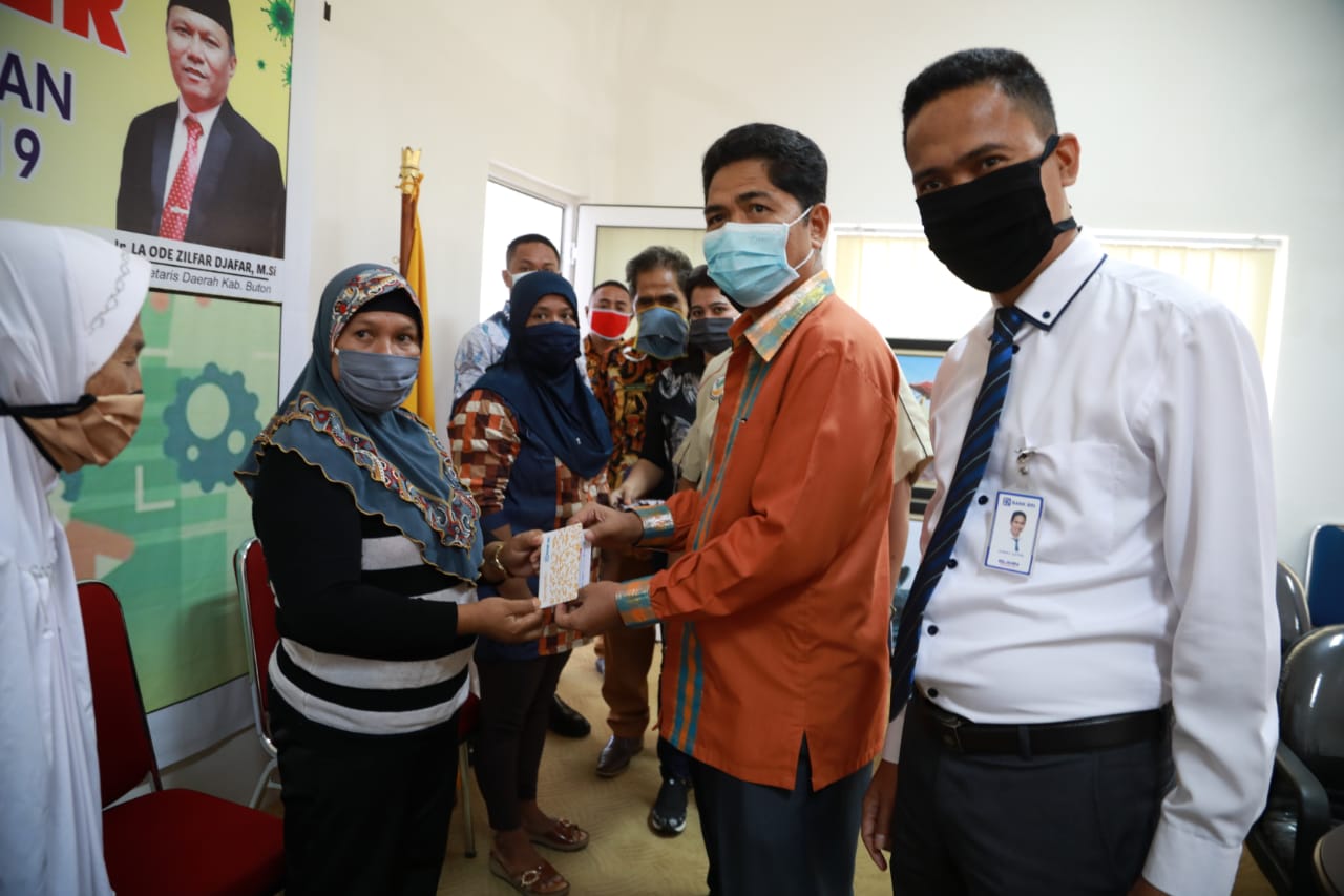 Lagi, Bupati Buton Salurkan Bantuan Sembako Susulan