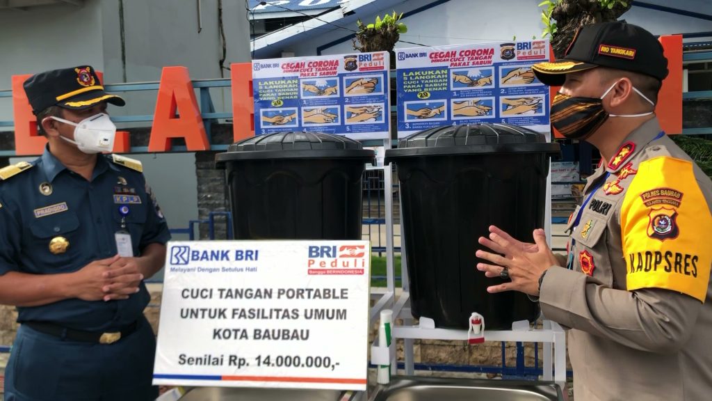 Melawan Korona, Polres Baubau dan BRI Sediakan 20 Tempat Cuci Tangan Di Tempat Umum Melawan Korona, Polres Baubau dan BRI Sediakan 20 Tempat Cuci Tangan Di Tempat Umum