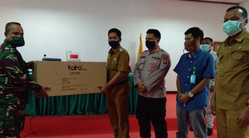 Pemkab Buton Dapat Bantuan 50 APD dan 20 Rapit Tes Dari Pangdam