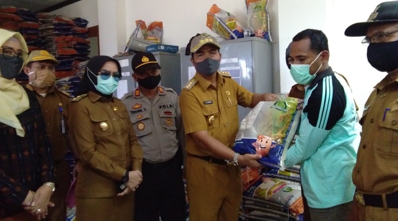 Bupati Buton Salurkan Bantuan Sembako