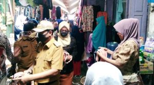 Bupati, Wabup dan Kapolres Buton Bagikan Ribuan Masker di Pasar