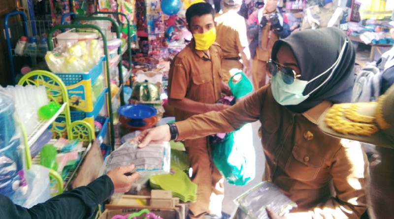 Bupati, Wabup dan Kapolres Buton Bagikan Ribuan Masker di Pasar