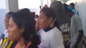 KM.Lambelu Dilarang Sandar, Penumpang Berenang ke Pelabuhan