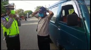 Satlantas Polres Buton Bagi-Bagi Masker Kepada Pengguna Jalan Raya