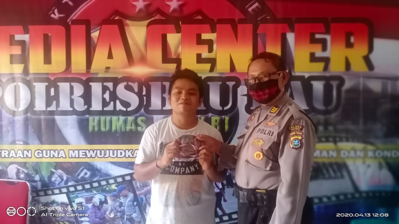 Guna Menjaga Kesehatan, Polres Baubau Bagikan Masker Ke Jurnalis