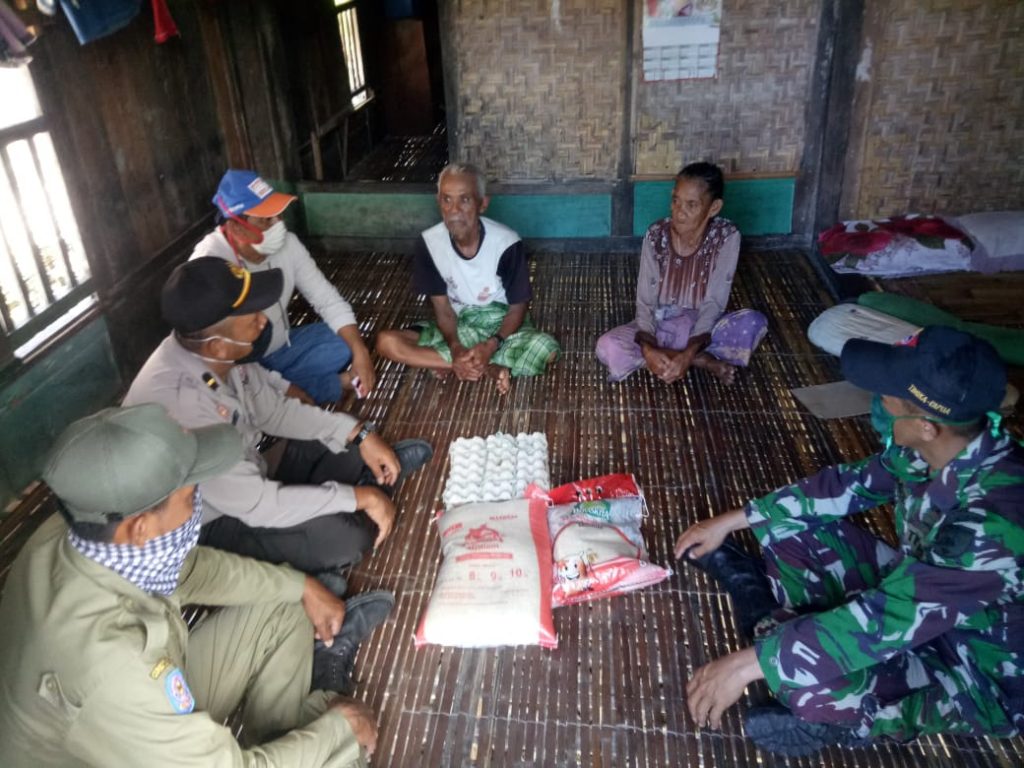 Polsek Siompu Bagikan Sembako 1 Ton Beras dan 500 Lembar Masker Kepada Warga