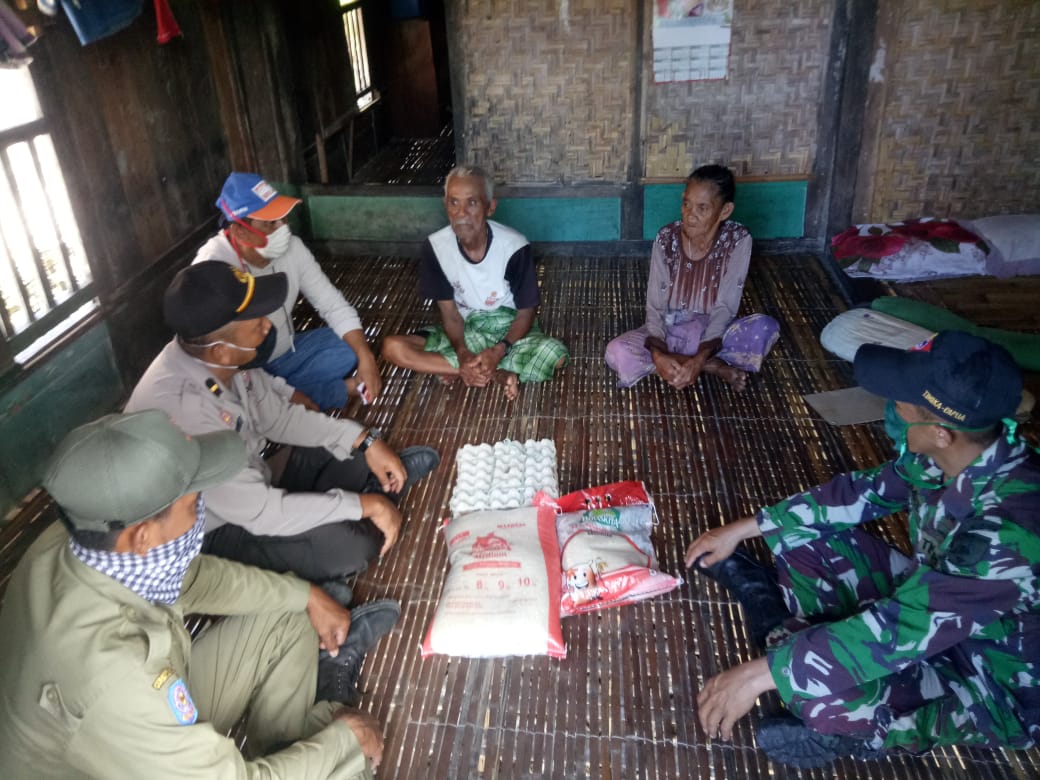 Polsek Siompu Bagikan Sembako 1 Ton Beras dan 500 Lembar Masker Kepada Warga
