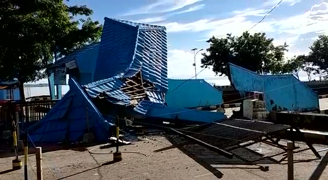 Kapal Penumpang Di Muna Tabrak Dermaga dan Pos Jaga