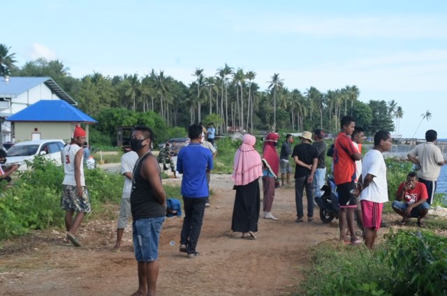 Warga Desa Bandar Batauga Menolak Kedatangan Kapal Perintis Dari Pulau Obi Warga Desa Bandar Batauga Menolak Kedatangan Kapal Perintis Dari Pulau Obi