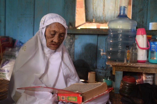 Kisah Seorang Nenek di Baubau Berusia 110 Tahun, Tak Pernah Lepaskan Shalat dan Mengaji Kisah Seorang Nenek di Baubau Berusia 110 Tahun, Tak Pernah Lepaskan Shalat dan Mengaji