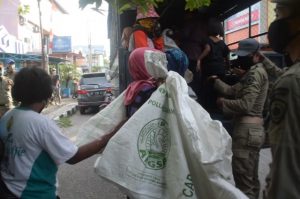Menjamur, Puluhan Pemulung dan Tukang Gerobak Di Razia Satpol PP Baubau